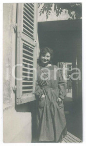 1920 ca ITALIA Ritratto di ragazza in cortile - Fotografia anonima 6x11 cm Fotografia d'epoca. FAIR/discreto Lievi smussature agli angoli Formato: 6x11 cm originale e autentica 1