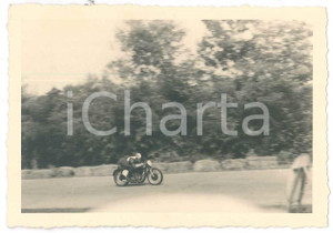 1940 ca ITALIA MOTOCICLISMO Moto sfreccia durante una gara - Fotografia anonima Fotografia d'epoca. FAIR/discreto Lievi smussature agli angoli Formato: 10x7 cm originale e autentica 1