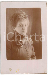 1920 ca DEUTSCHLAND Woman wearing flower brooch (1) Fotografia anonima 8x13 cm Fotografia d'epoca. FAIR/discreto Lievi smussature agli angoli, residui di incollatura al recto Formato: 8x13 cm originale e autentica 1
