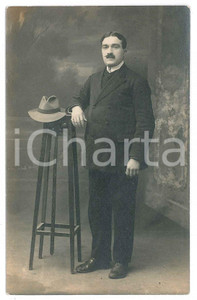 1910 ca FRANCE (?) Portrait of a man with a hat - Photo 8x13 cm Fotografia d'epoca. FAIR/discreto Lievi smussature Formato: 5x8 cm originale e autentica 1