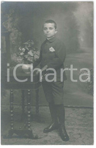 1920 ca ITALIA Ritratto di un bambino di nove anni - Fotografia anonima 8x13 Fotografia d'epoca. FAIR/discreto Lievi smussature Formato: 8x13 cm originale e autentica 1
