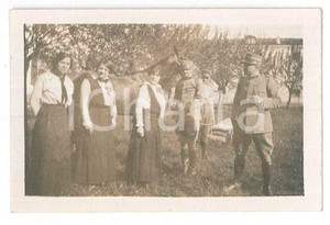 1910 ca ITALIA - REGIO ESERCITO Militari e contadine - Fotografia anonima 7x4 cm Fotografia d'epoca. FAIR/discreto Lievi smussature Formato: 7x4 cm originale e autentica 1