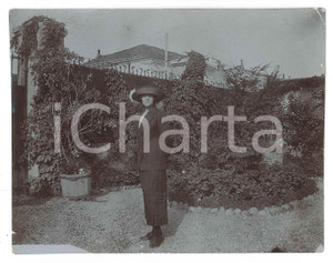 1910 ca ITALIA Ritratto femminile in giardino - Fotografia anonima 11x8 cm  Fotografia d'epoca. FAIR/discreto Lievi smussature agli angoli, piegature Formato: 11x8 originale e autentica 1