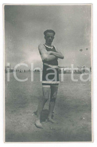 1920 ca RIVIERA LIGURE (?) Ritratto maschile - Fotografia anonima 6x9 cm Fotografia d'epoca. POOR/danneggiato Lievi smussature agli angoli, difetti di stampa Formato: 6x9 cm originale e autentica 1