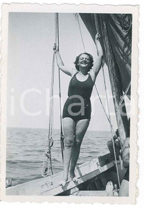 1920 ca ITALIA Donna a bordo di una barca a vela - Fotografia anonima 6x9 cm Fotografia d'epoca. FAIR/discreto Lievi smussature  agli angoli Formato: 6x9 cm originale e autentica 1