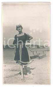 1930 ca RIVIERA ADRIATICA (?) Donna in posa con pattino Fotografia anonima 6x10 Fotografia d'epoca. FAIR/discreto Lievi smussature  agli angoli, residuo di incollatura al verso Formato: 6x10 cm originale e autentica 1