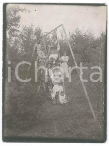 1930 ca ITALIA Amici arrampicati su un traliccio - Fotografia anonima 9x12 cm  Fotografia d'epoca. FAIR/discreto Lievi smussature agli angoli Formato: 6x8 cm originale e autentica 1