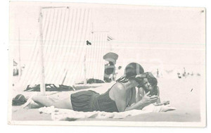 1930 ca RIVIERA ADRIATICA (?) Ragazze in spiaggia - Fotografia anonima 8x5 cm Fotografia d'epoca. FAIR/discreto Lievi smussature agli angoli Formato: 8x5 cm originale e autentica 1