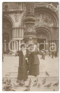1914 VENEZIA Piazza San Marco - Donne in posa con piccioni - Fotografia anonima Fotografia d'epoca in formato cartolina postale. FAIR/discreto Lievi smussature agli angoli Formato: 9x14 cm originale e autentica 1
