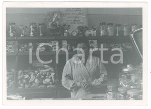 1962 ITALIA COSTUME Negozio di alimentari - Drogheria - Fotografia anonima 12x9 Fotografia d'epoca. FAIR/discreto Lievi smussature agli angoli, piegature diffuse Formato: 12x9 originale e autentica 1