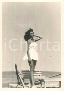 1940 ca RIVIERA LIGURE (?) Ragazza in posa sul pattino - Fotografia anonima 7x10  Fotografia d'epoca. FAIR/discreto Lievi smussature agli angoli Formato: FP originale e autentica 1