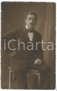 1920 ca ITALIA Ritratto di uomo con papillon - Fotografia anonima 8x13 cm  Fotografia d'epoca in formato cartolina postale. FAIR/discreto Lievi smussature agli angoli Formato: 8x13 originale e autentica 1