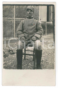 1920 ca ITALIA - REGIO ESERCITO Soldato con sigaretta - Fotografia anonima 8x14  Fotografia d'epoca in formato cartolina postale. FAIR/discreto Lievi smussature agli angoli Formato: 8x14 originale e autentica 1