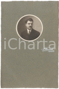 1912 BERGAMO Ritratto di un uomo con gli occhiali - Foto TARAMELLI 14x21 cm Fotografia originale d'epoca, montata su cartoncino morbido.  GOOD/buono  Formato: 14x21 cm originale e autentica 1