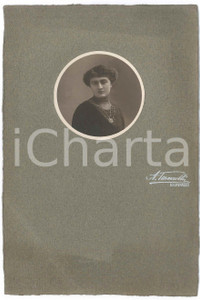 1912 BERGAMO Ritratto di donna con medaglione al collo - Foto TARAMELLI 14x21 cm Fotografia originale d'epoca, montata su cartoncino morbido.  GOOD/buono  Formato: 14x21 cm originale e autentica 1