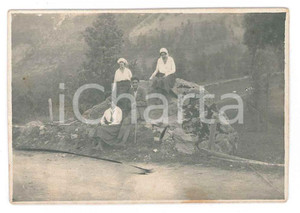 1910 ca ITALIA - ALPI (?) Gita in montagna fra amici - Fotografia anonima 8x5 cm  Fotografia d'epoca. FAIR/discreto Lievi smussature agli angoli Formato: 8x5 originale e autentica 1