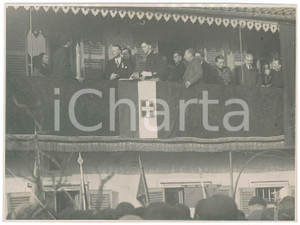 1940 ca LOMBARDIA FASCISMO Autorità al balcone di un municipio - Foto 23x17 cm Fotografia originale d'epoca.  GOOD/buono ma residui cartacei al verso Formato: 23x17 cm originale e autentica 1