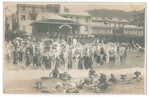 1913  VARAZZE - Bagni Principessa Mafalda - Bagnanti in spiaggia *Foto cartolina Fotografia originale d'epoca, in formato cartolina postale.    POOR/danneggiato ampia piegatura angolare Formato: 14x9 cm originale e autentica 1