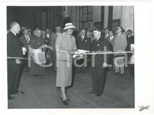 1955 TORINO Inaugurazione stazione PORTA NUOVA - Taglio del nastro (3) Foto Fotografia originale d'epoca, con didascalia al verso.FOTOGRAFO : Bertazzini - Torino CONDIZIONI:POOR/danneggiato piegatura verticale al lato sinistroFORMATO: 24x18 cm originale e autentica 1