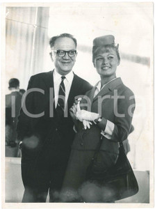 1965 ca ROMA Politico con hostess ALITALIA - Foto DANNEGGIATA 18x24 cm Fotografia originale d'epoca.  POOR/danneggiato piegature angolari e al lato destro; piccole macchie; vasta abrasione al verso Formato: 18x24 cm originale e autentica 1