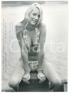 1980 ca VINTAGE EROTIC Model Sheila Osborne on the dock - Portrait DAMAGED Photo Fotografia originale d'epoca, con didascalia al verso.  VERY POOR/gravemente danneggiato sovraimpressione dell'inchiostro al lato sinistro Formato: 18x24 cm originale e autentica 1