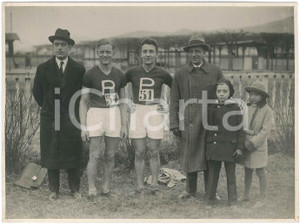1940 ca TORINO - ATLETICA - Giovani atleti con i genitori - Foto GHERLONE 23x17  Fotografia originale d'epoca. FAIR/discreto minime piegature angolari e tracce di umidità Formato: 24x18 cm originale e autentica 1