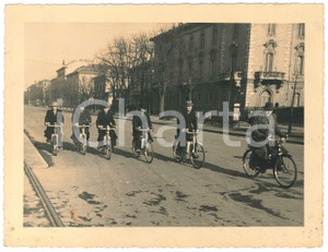 1955 ca TORINO (?) Gruppo di uomini in bicicletta - Foto COSTUME 22x20 cm  Fotografia originale d'epoca. FAIR/discreto macchie marginali Formato: 22x20 cm originale e autentica 1
