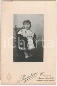 Dicembre 1907 TORINO Bambina con abito ricamato *Foto MONTABONE 12x18 cm Fotografia d'epoca, su cartoncino rigido, che ritrae la piccola Anna Maria a 18 mesi.Velina protettiva con marchio dello studio. FOTOGRAFO: Montabone di Adolfo Majoni - Torino, piazza Castello 25 GOOD/buono  Formato: 12x18 cm originale e autentica 1