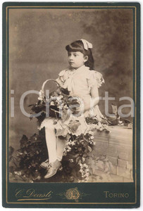 1890 ca TORINO Ritratto di bambina con cesta di fiori - Foto C. DEASTI 11x16  Fotografia d'epoca, su cartoncino rigido.   GOOD/buono  Formato: 11x16 cm originale e autentica 1