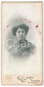 1890 ca VOGHERA Ritratto di donna con abito lavorato *Foto CICALA 7x14 cm  Fotografia d'epoca, montata su cartoncino rigido.FOTOGRAFO: Fotografia Artistica di Davide Cicala - Voghera POOR/danneggiato macchie al lato superiore Formato: 7x14 cm originale e autentica 1