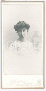 1904 TORINO Ritratto di donna in abito bianco *Foto ALLAIS 7x15 cm Fotografia d'epoca, su cartoncino rigido.Velina protettiva dello studio fotografico. GOOD/buono  Formato: 7x15 cm originale e autentica 1