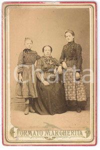 1870 ca LOMBARDIA Madre con le due figlie - Ritratto *Foto 8x12 cm Fotografia d'epoca montata su cartoncino rigido.FOTOGRAFO: Vittorio Cicala - Voghera, Via Plana 3  FAIR/discreto piccole abrasioni Formato: 8x12 cm originale e autentica 1