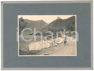 1941 LAGO D'ISEO - Oliveto di MONTISOLA e SENSOLE - Donna a riva - Foto 23x17  Fotografia d'epoca, montata su cartoncino morbido rivestito.Didascalia dattiloscritta al verso. GOOD/buono  Formato: 23x17 cm originale e autentica 1