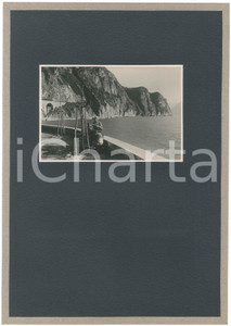 1934 LAGO D'ISEO - Gallerie fra VELLO e PISOGNE - Fotografia ANIMATA  Fotografia d'epoca, montata su cartoncino morbido rivestito.Didascalia dattiloscritta ed etichetta adesiva al verso. GOOD/buono  Formato: 14x10 cm (foto); 23x32 cm (cartoncino) originale e autentica 1