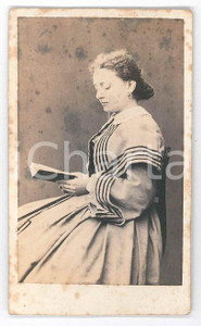1865 ca ITALIA Ritratto di donna in lettura - Fotografia VINTAGE CDV Fotografia d'epoca, su cartoncino morbido. POOR/danneggiato fioriture Formato: 6x10 cm originale e autentica 1