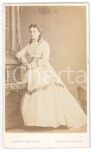 1870 ca TORINO Giovane nobildonna in abito bianco - Foto SCHEMBOCHE CDV  Fotografia d'epoca, su cartoncino morbido.FOTOGRAFO: Schemboche - Torino, piazza S. Carlo n. 6 GOOD/buono  Formato: 6x10 cm originale e autentica 1