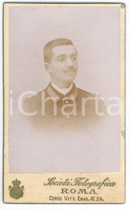 1900 ca REGIO ESERCITO ROMA Allievo ufficiale - Ritratto - Foto CDV  Fotografia d'epoca, su cartoncino rigido.FOTOGRAFO: Societ&agrave; Fotografica - Roma - Corso Vittorio Emanuele II 24 GOOD/buono  Formato: 6x10 cm originale e autentica 1