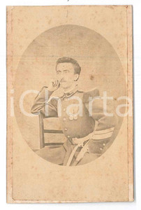 1870 ca REGIO ESERCITO Ritratto del furiere VALENTIN - Fotografia VINTAGE CDV Fotografia d'epoca, su cartoncino morbido.Dedica manoscritta al verso, parzialmente coperta dai residui cartacei. POOR/danneggiato margini rifilati; residui cartacei al verso Formato: 6x9 cm originale e autentica 1