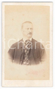1870 ca TORINO Ritratto maschile con gilet a quadretti - Foto MONTABONE CDV Fotografia d'epoca, su cartoncino morbido.  GOOD/buono  Formato: 6x10 cm originale e autentica 1