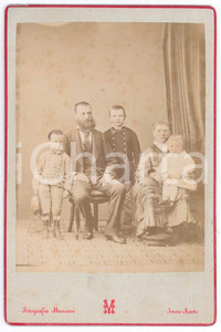 1880 ca Famiglia con tre figli - Ritratto *Foto MARIANI - IVREA / AOSTA 11x16 cm  Fotografia d'epoca, su cartoncino rigido. GOOD/buono  Formato: 11x16 cm originale e autentica 1