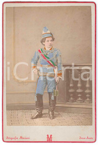 1880 ca Bambino in divisa militare - Foto MARIANI - IVREA / AOSTA colorata  Fotografia d'epoca, su cartoncino rigido, colorata a mano. GOOD/buono  Formato: 11x16 cm originale e autentica 1
