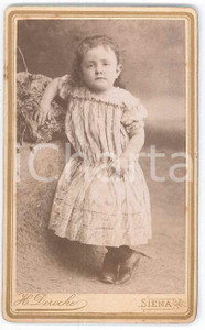 1880 ca SIENA - Ritratto di bambina in piedi - Foto H. DEROCHE CDV  Fotografia d'epoca, su cartoncino rigido.FOTOGRAFO: Hippolyte Deroche, Siena, Piazza S. Spirito n. 5 GOOD/buono  Formato: 6x10 cm originale e autentica 1