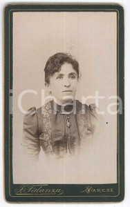 1890 ca VARESE - Ritratto di donna con abito a ricami - Foto FIDANZA - CDV  Fotografia d'epoca, su cartoncino rigido.FOTOGRAFO: Francesco FidanzaVarese - Corso V. Emanuele n. 54  GOOD/buono  Formato: 6x10 cm originale e autentica 1