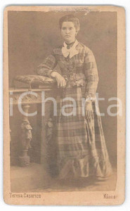 1870 ca MILANO Donna in abito a quadretti - Ritratto - Foto Teresa CASARICO CDV  Fotografia d'epoca, su cartoncino rigido.FOTOGRAFO: Teresa Casarico - Milano, via S. Simone 16 POOR/danneggiato residui di carta e di colla al verso Formato: 6x10 cm originale e autentica 1