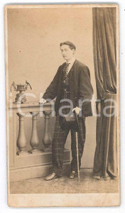1865 ca TORINO Giovane uomo in abito da passeggio - Foto E. DI CHANAZ - CDV  Fotografia originale d'epoca, su cartoncino morbido. GOOD/buono  Formato: 6x10 cm originale e autentica 1