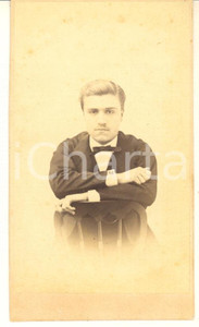 1865 TORINO Ritratto del giovane G. BERUTTO seduto - Foto F. PORRO CDV Fotografia d'epoca, montata su cartoncino morbido.Dedica manoscritta al verso.FOTOGRAFO: F. Porro - via Provvidenza 20, Torino GOOD/buono  Formato: 6x10 cm originale e autentica 1