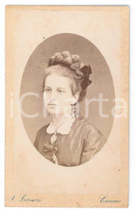 1875 ca BALUARDO DI GESSO / CUNEO Giovane donna con treccia - Foto GARNERI CDV Fotografia d'epoca, montata su cartoncino morbido.FOTOGRAFO: Ippolito Garneri - Baluardo di Gesso GOOD/buono  Formato: 6x10 cm originale e autentica 1