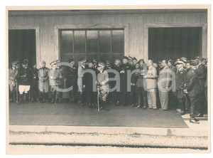 1938 Stazione di FIRENZE - Vittorio Emanuele III attende Mussolini *Foto 18x13  Fotografia originale d'epoca, scattata in occasione del rientro di Benito Mussolini dalla Conferenza di Monaco.FOTOGRAFO: Locchi - Firenze GOOD/buono  Formato: 18x13 cm originale e autentica 1