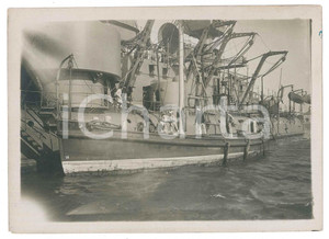 1911 TOULON Débarquement poudre noire des cuirassés en rade *Photo 18x13 cm  Fotografia originale d'epoca, con didascalia manoscritta al verso. GOOD/buono ma minima mancanza angolare Formato: 18x13 cm originale e autentica 1