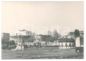 1950 ca MILANO Campo sportivo GIURIATI - Giostre - Fotografia ANIMATA 10x7 cm Fotografia originale d'epoca, con didascalia al verso. GOOD/buono  Formato: 10x7 cm originale e autentica 1